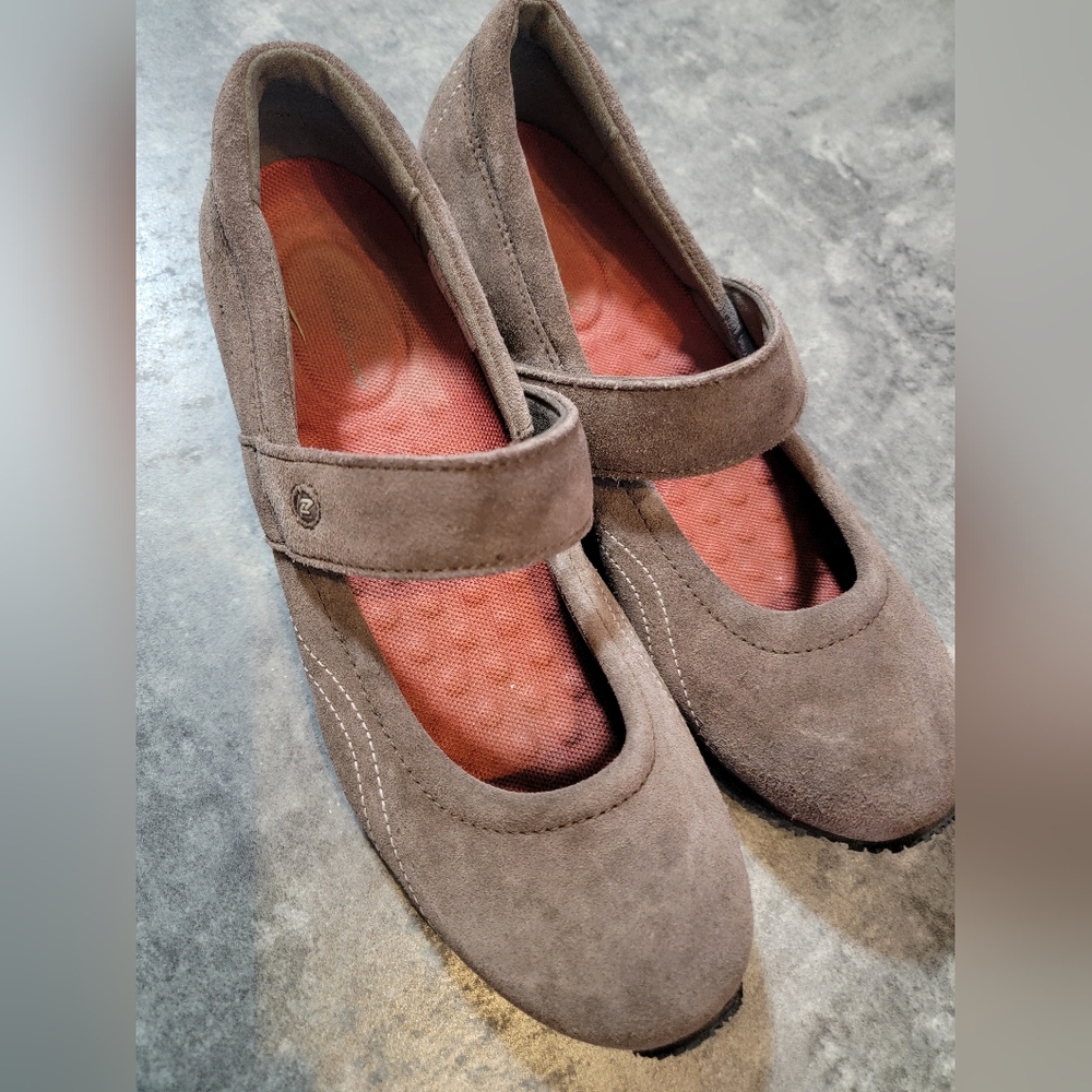 Eddie Bauer Mary Jane sneaker taupe suede flats 8.5